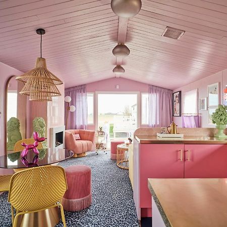 Fun Barbie Inspired, 6 Berth Caravan - Camber Sands Holiday Park, Near The Beach Exteriör bild