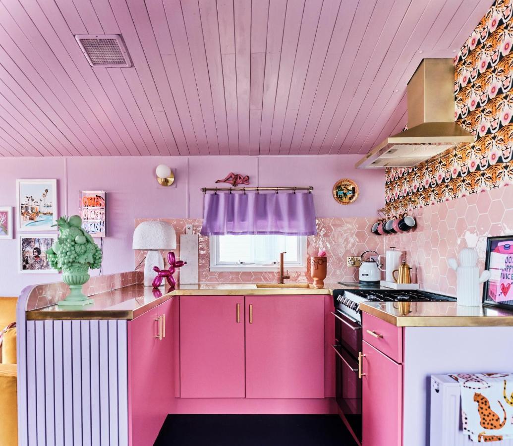 Fun Barbie Inspired, 6 Berth Caravan - Camber Sands Holiday Park, Near The Beach Exteriör bild